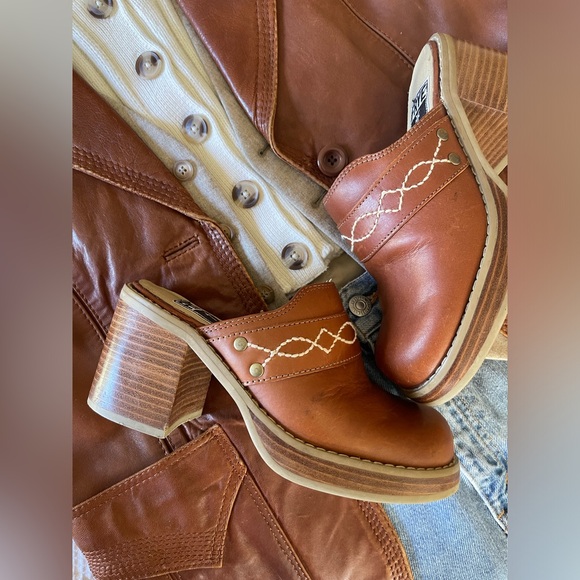 FRYE | Dusty Platform Clogs - Picture 3 of 8